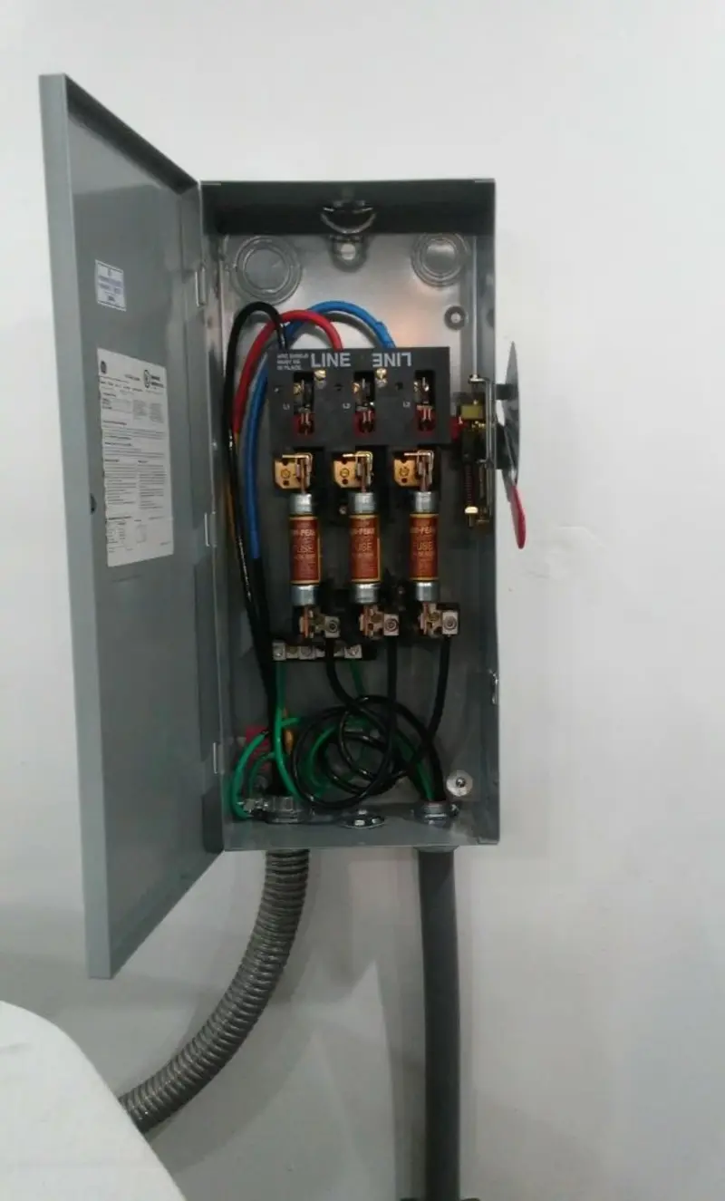 Three-phase disconnect switch installed for Smoke Detector Installation in Minoa